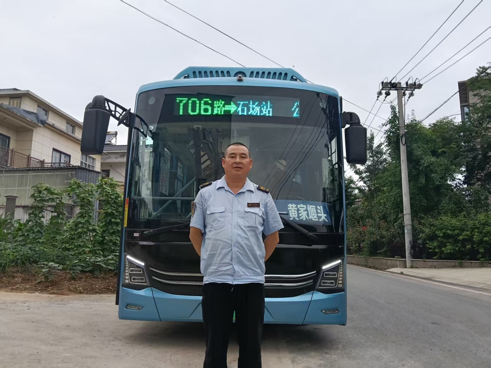 一線(xiàn)風(fēng)采丨公交車(chē)變身“臨時(shí)救護(hù)車(chē)”，衢州公交駕駛員緊急護(hù)送暈厥學(xué)生就醫(yī)