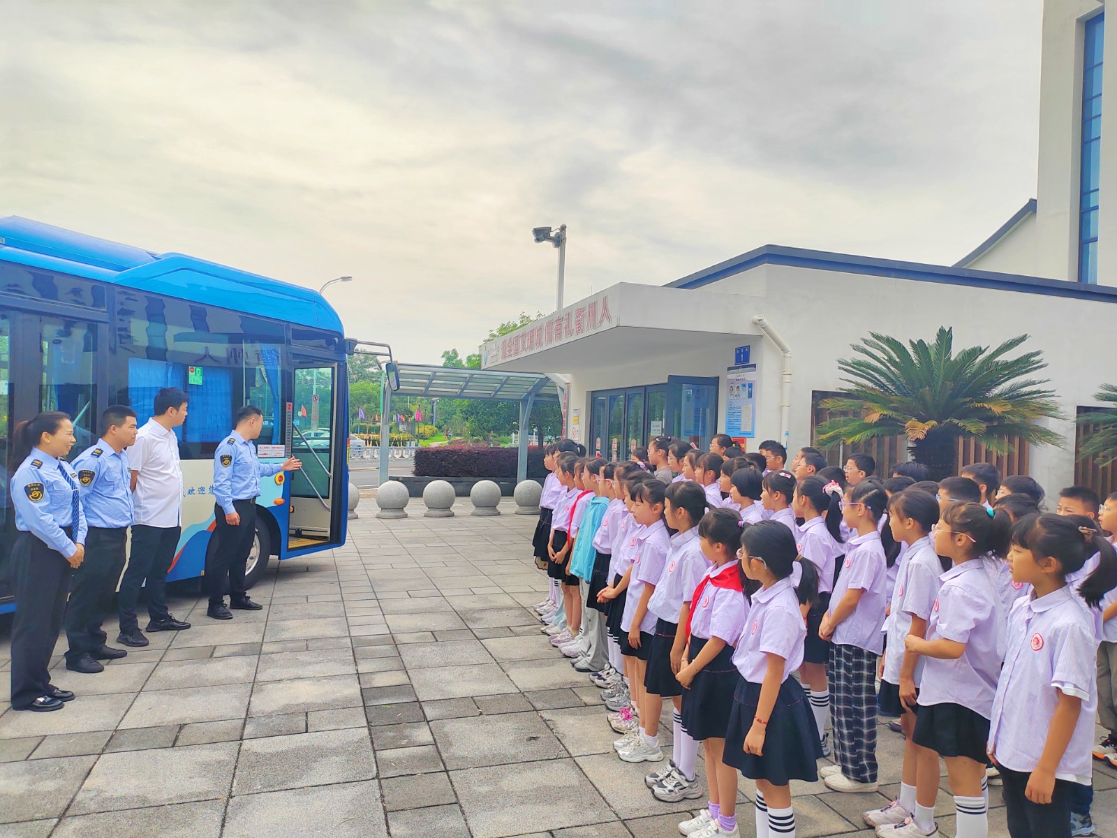安全宣講入校園！公交實(shí)景教學(xué)點(diǎn)亮安全童心